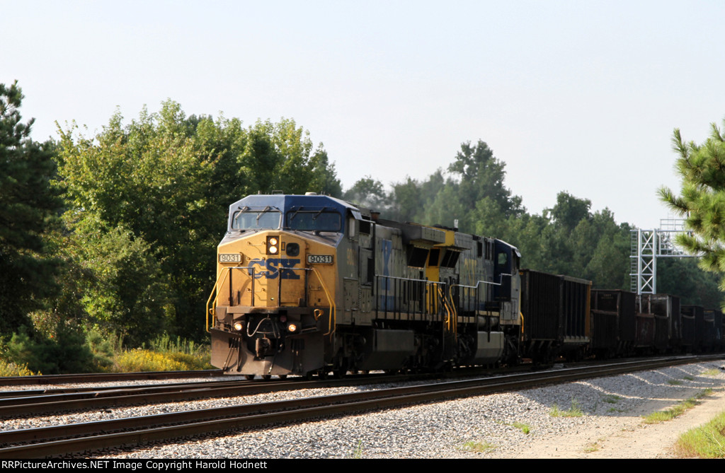 CSX 9031 leads train F007 towards the yard